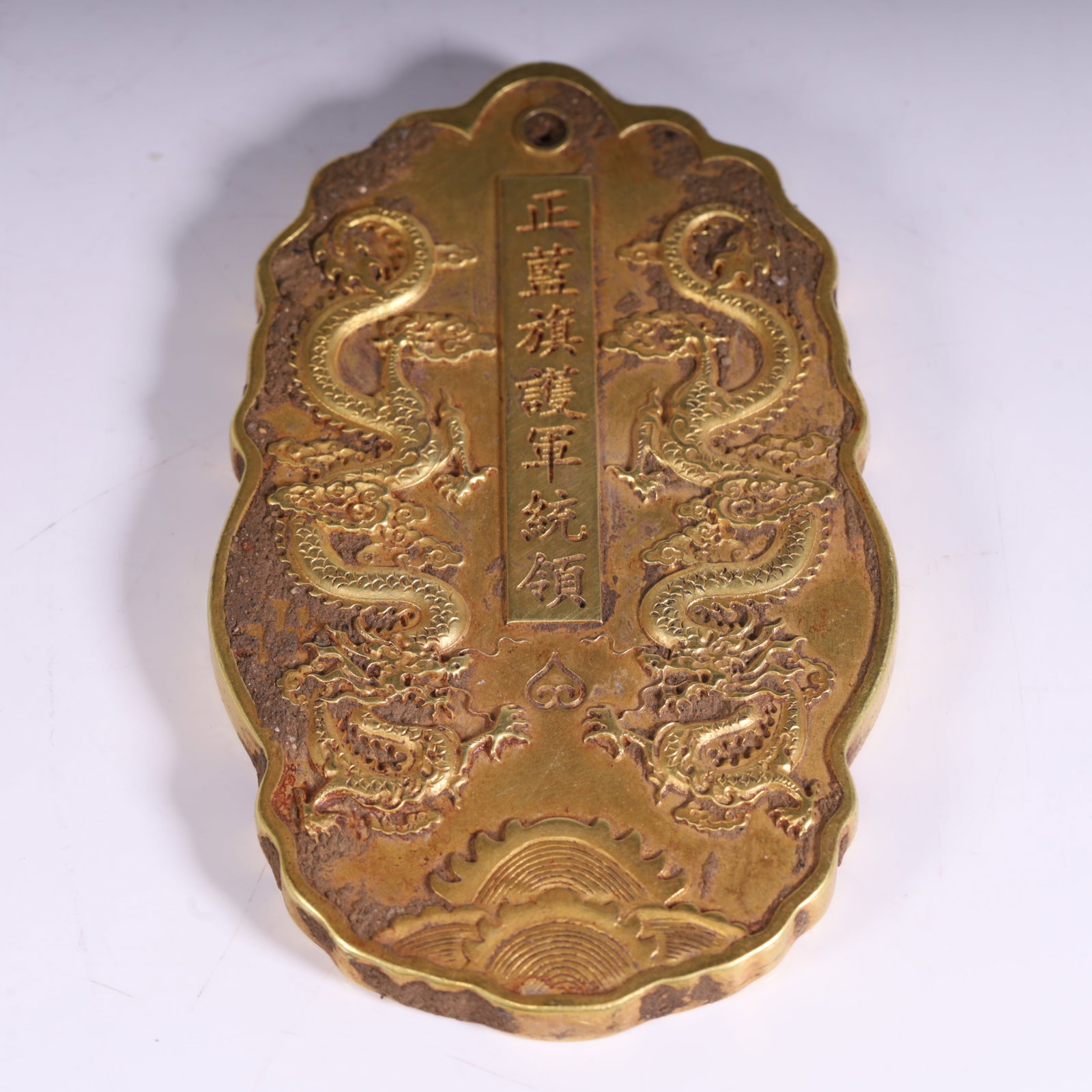 A gilded badge for the Commander of the Plain Blue Banner from the Qing Dynasty: The gilded token of the Plain Blue Banner Commander of the Plain Blue Banner during the Qing dynasty SIZE: 10.8x6.6x0.7cmW: 330g (The Dimensions Of All Batches Are Manually Measured.If You Need More D
