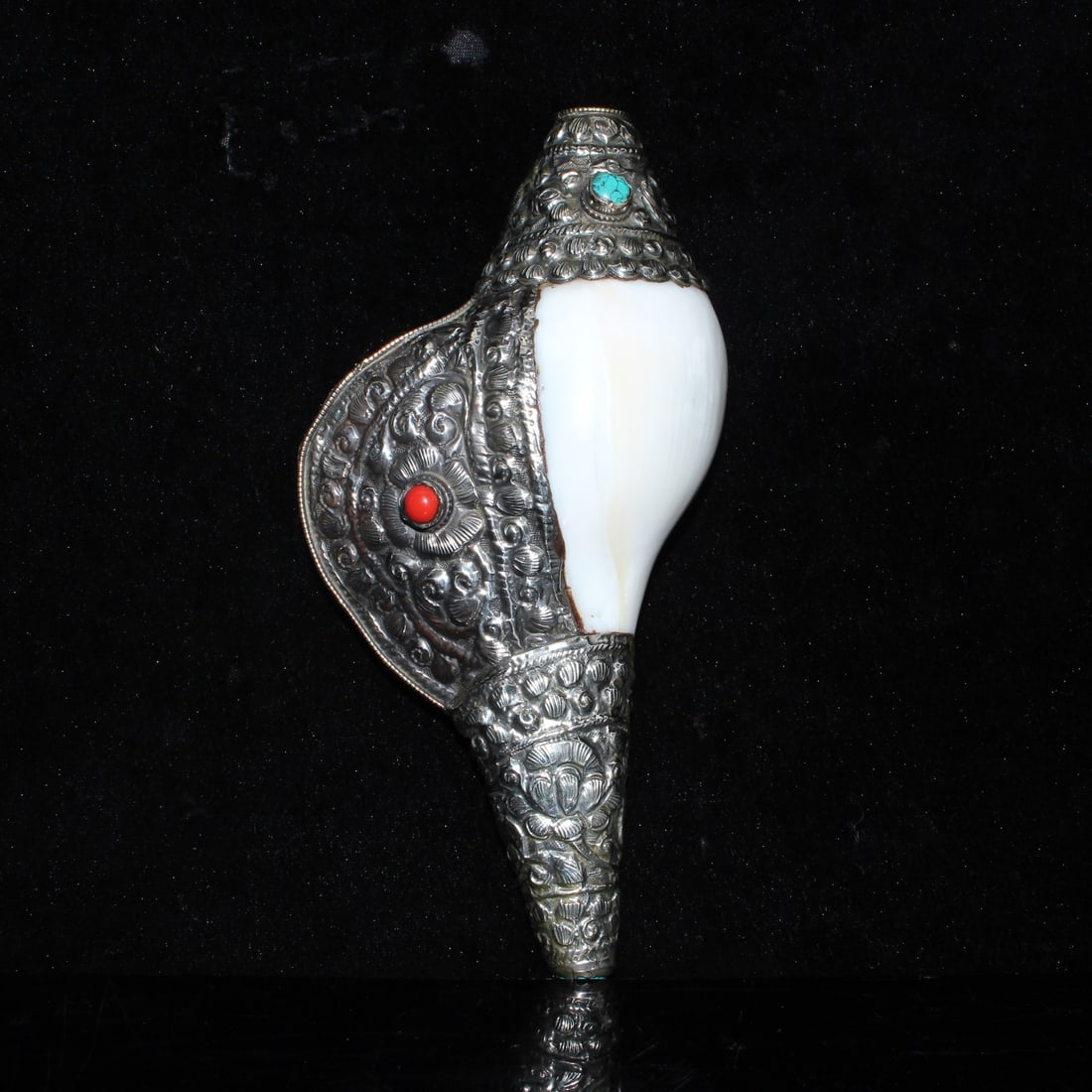 A beautifully crafted shell set with cupronickel turquoise gemstones and conch size: Exquisite shell inlaid with cupronickel turquoise gemstones and conch size Size: L: 9cmW: 6cmH: 18 cm W: 0.298 kg (The Dimensions Of All Batches Are Manually Measured.If You Need More Detailed Informa