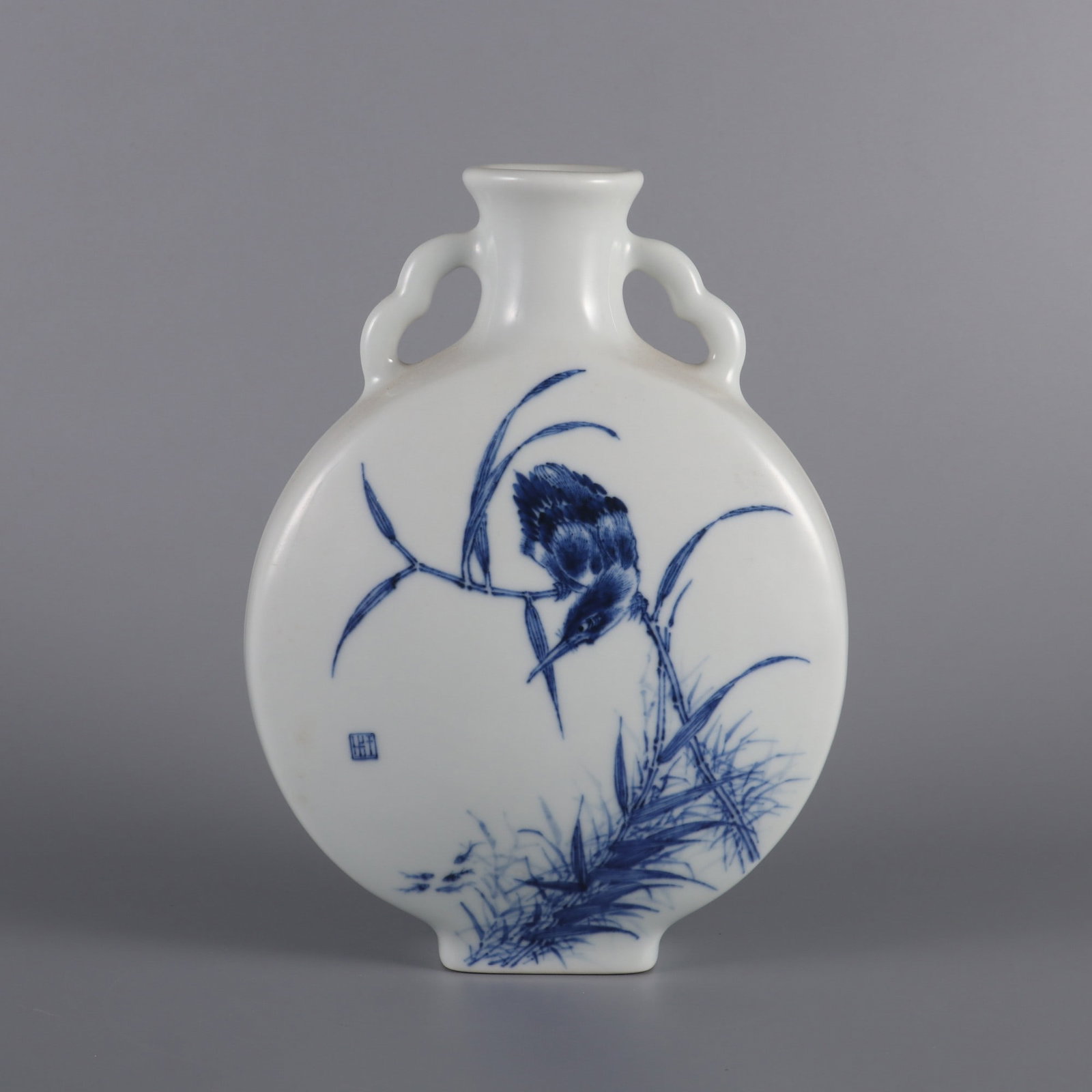 A Wang Bu mark flat vase with a single emerald double bird pattern in blue and white porcelain: Wang Bu marks a flat vase with a single jade and double bird design Size: H: 22cmBelly diameter: 16.5cmCalibre: 5cm (The Dimensions Of All Batches Are Manually Measured.If You Need More Detailed Infor