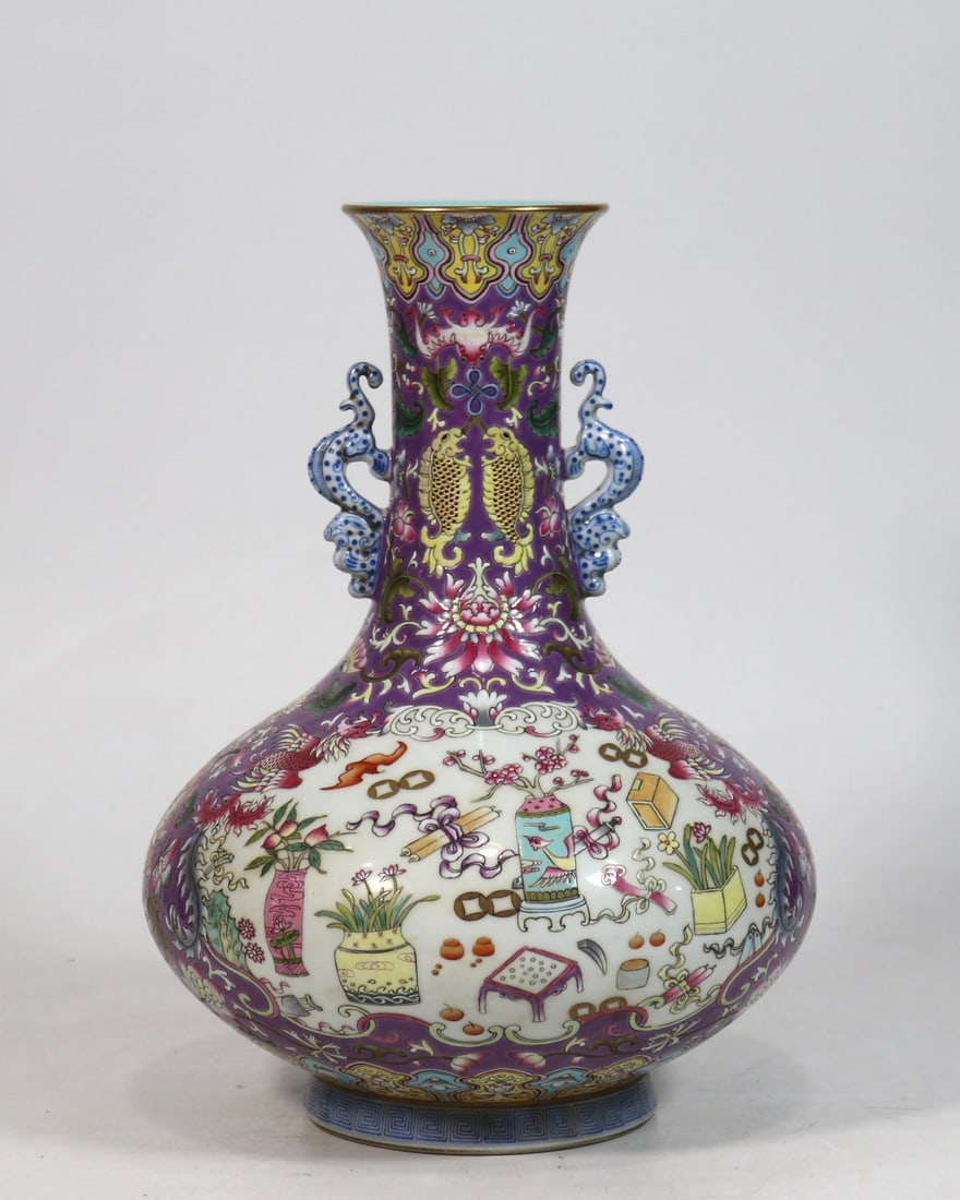 A famille rose twin-handled vase with entwined floral patterns from the Jiaqing period of the Qing (1 of 9)