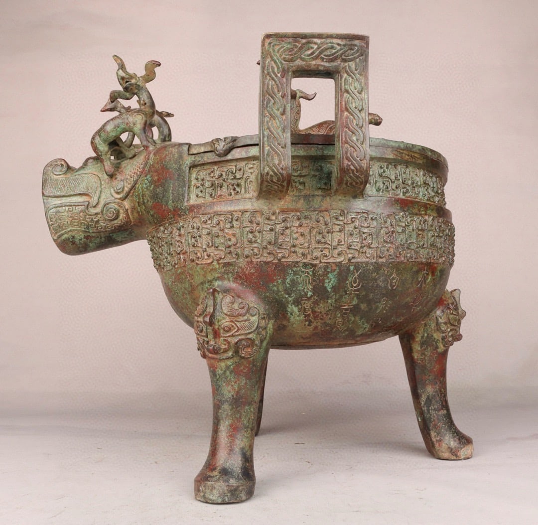 A bronze beast-head ewer from the Western Zhou period: A bronze beast-head ewer from the Western Zhou period Size: L:42cm W:41cm H: 42 cm W: 10 kg (The Dimensions Of All Batches Are Manually Measured.If You Need More Detailed Information, Please Contact O