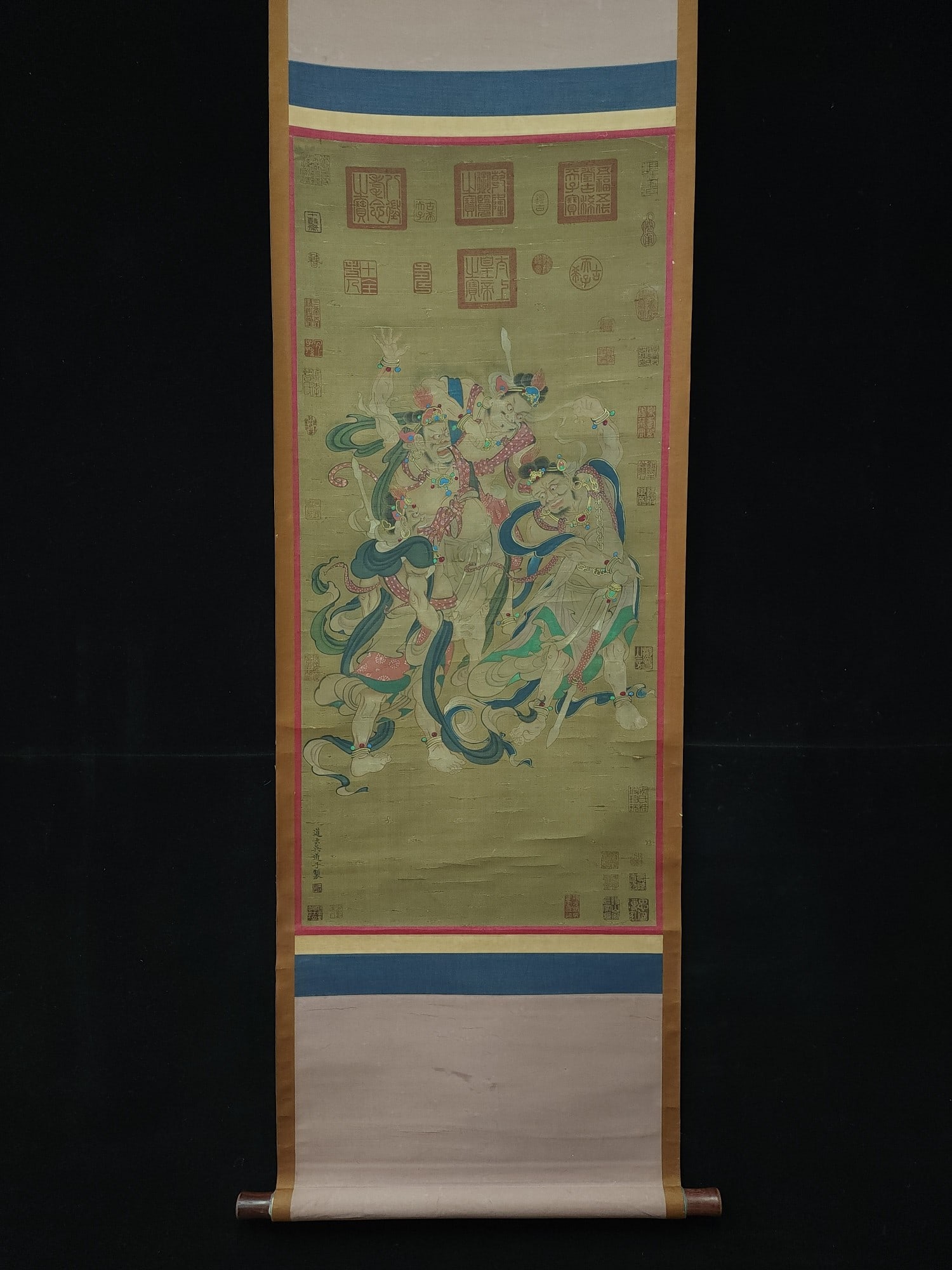 A silk painting of the Heavenly Kings by Wu Daozi from the Tang Dynasty: Tang dynasty Wu Daozi's silk painting of the Heavenly King Size: Painting coreSize: 108x50 cm (The Dimensions Of All Batches Are Manually Measured.If You Need More Detailed Information, Please Contact
