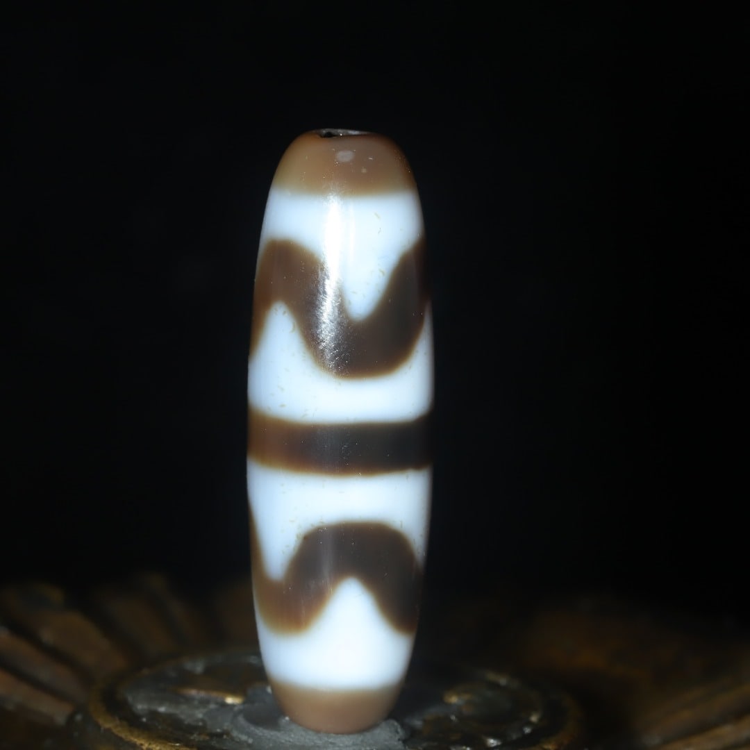 A beautiful tiger tooth dzi bead: Exquisite tiger-tooth Dzi beads Size:37x11mm W: 0.008 kg (The Dimensions Of All Batches Are Manually Measured.If You Need More Detailed Information, Please Contact Our Customer Service Before Bidding.