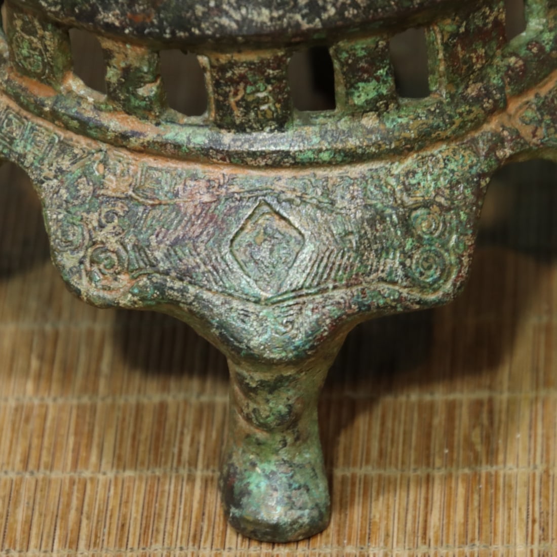 A fine bronze bottle - 6