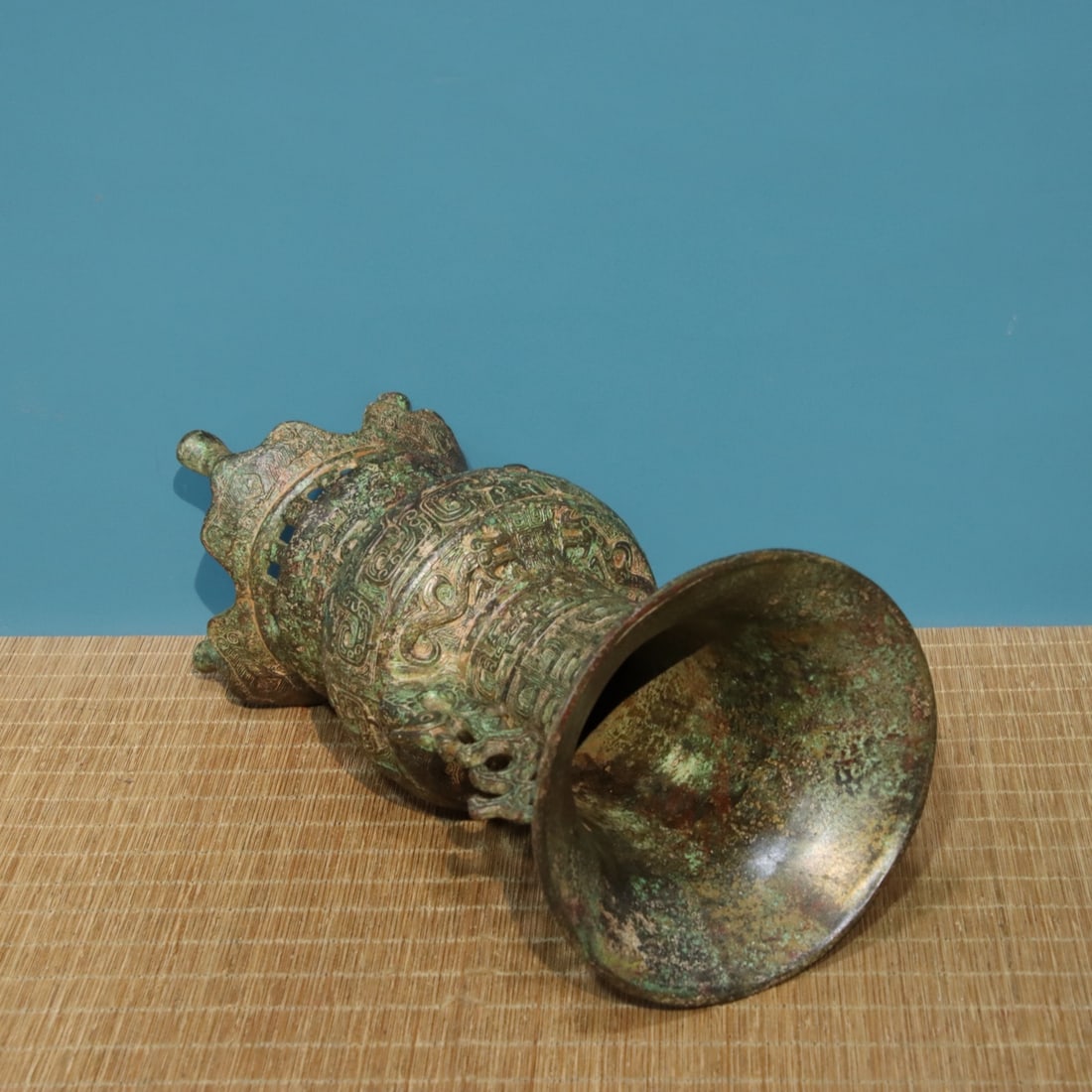 A fine bronze bottle - 7