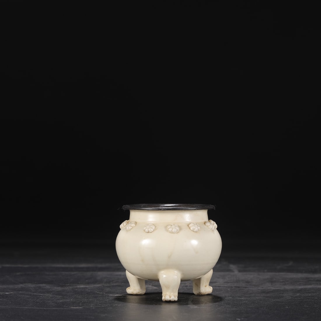 A Song Dynasty Ding ware white-glazed silver-mouthed tripod furnace washer