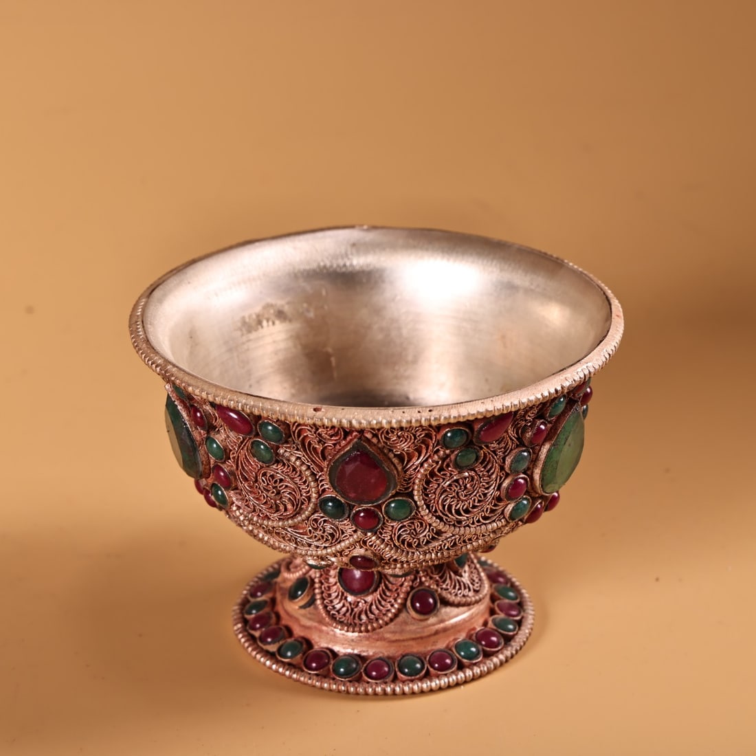 A beautifully crafted pure handmade filigree inlaid gemstone water purification bowl Buddha Hall: Exquisite pure handmade filigree craftsmanship, gemstone-inlaid water purification bowl, Buddha Hall offering cup Size: H: 7cm W:10.5 cm W: 0.25 kg (The Dimensions Of All Batches Are Manually Measured