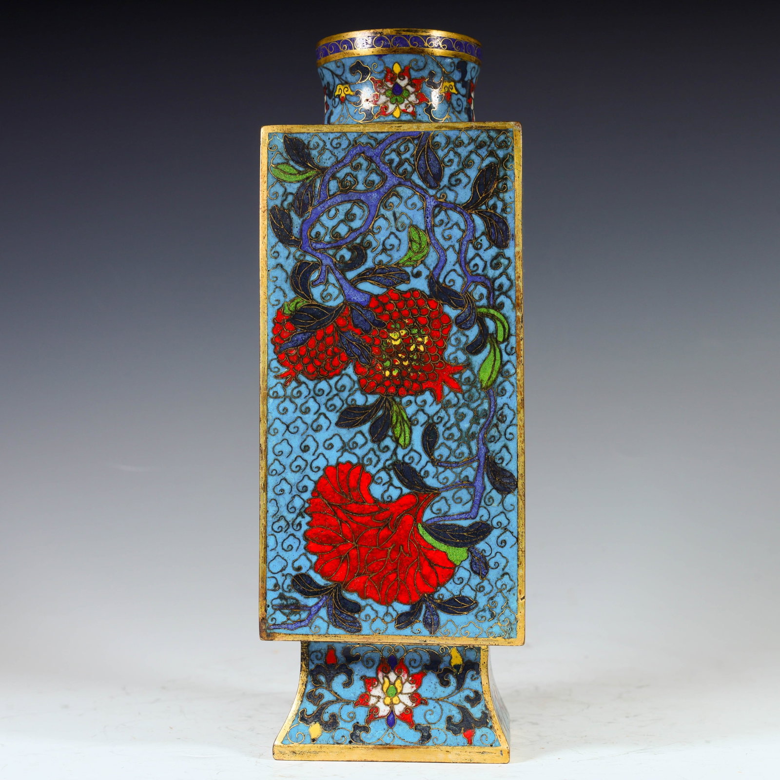 A Qing Dynasty cloisonne enamel square vase decorated with pomegranate and rooster comb patterns: A Qing dynasty cloisonne enamel vase decorated with pomegranate and rooster comb patterns SIZE: H:26.5cm W:9.5cm W:1.6kg (The Dimensions Of All Batches Are Manually Measured.If You Need More Detailed 