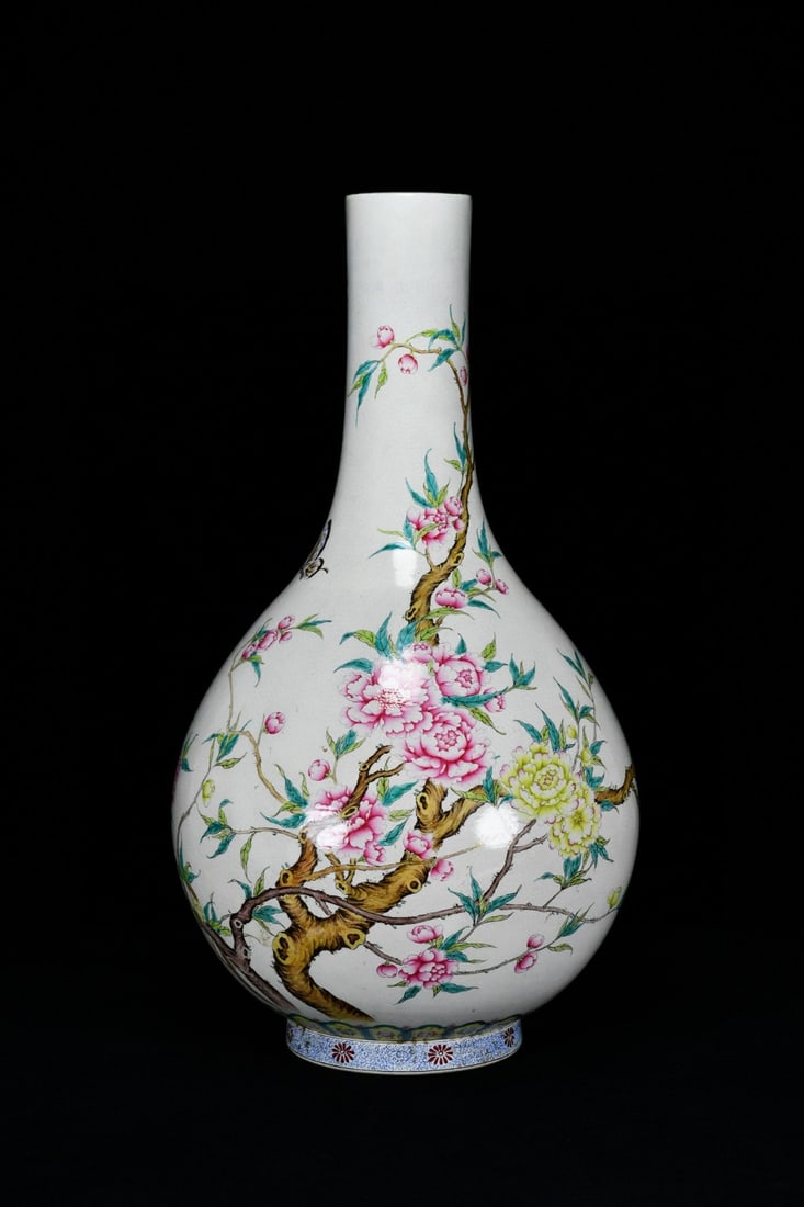 A famille-rose gilded butterfly lover's long-neck gallbladder vase made during the Qianlong period: A famille rose and gilt butterfly lover's long-necked gallbladder vase made during the Qianlong period of the Qing Dynasty Size: H: 43cmD: 24 cm (The Dimensions Of All Batches Are Manually Measured.If