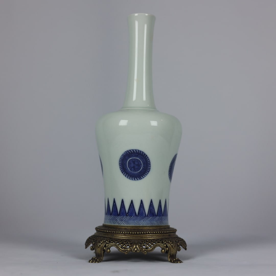 A fine blue-and-white Guanyin vase with a copper base: A beautiful blue-and-white Guanyin vase with a copper inlay base Size: H: 26.5cmCalibre: 3cmD: 9cmBottom: 11cm (The Dimensions Of All Batches Are Manually Measured.If You Need More Detailed Informatio