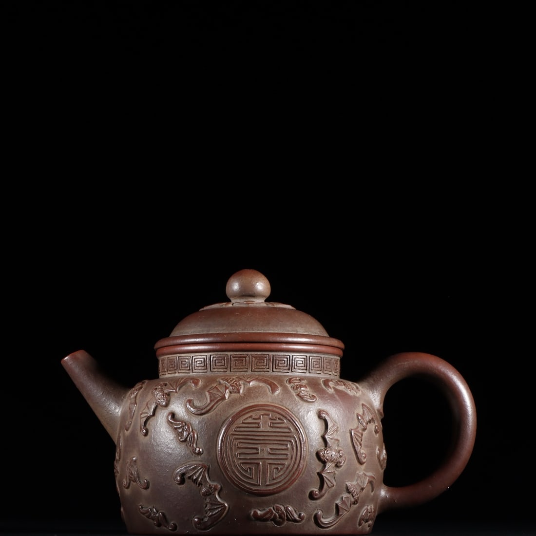 A finely crafted clay-painted Fushou Zhihu Yixing teapot: A finely crafted clay-painted Fushou Zhihu Yixing teapot Size: H:10x16cm (The Dimensions Of All Batches Are Manually Measured.If You Need More Detailed Information, Please Contact Our Customer Service