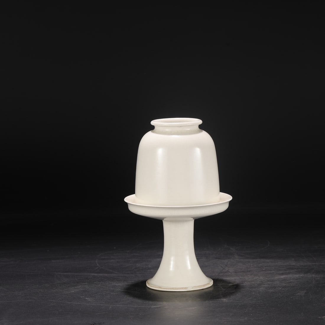 A set of Qingbai porcelain pot stands from the Sui Dynasty: Sui Dynasty blue-white porcelain pot base with a plate mouth Size: H: 24cm Calibre: 7.5cm D: 15.5 cm (The Dimensions Of All Batches Are Manually Measured.If You Need More Detailed Information, Please 