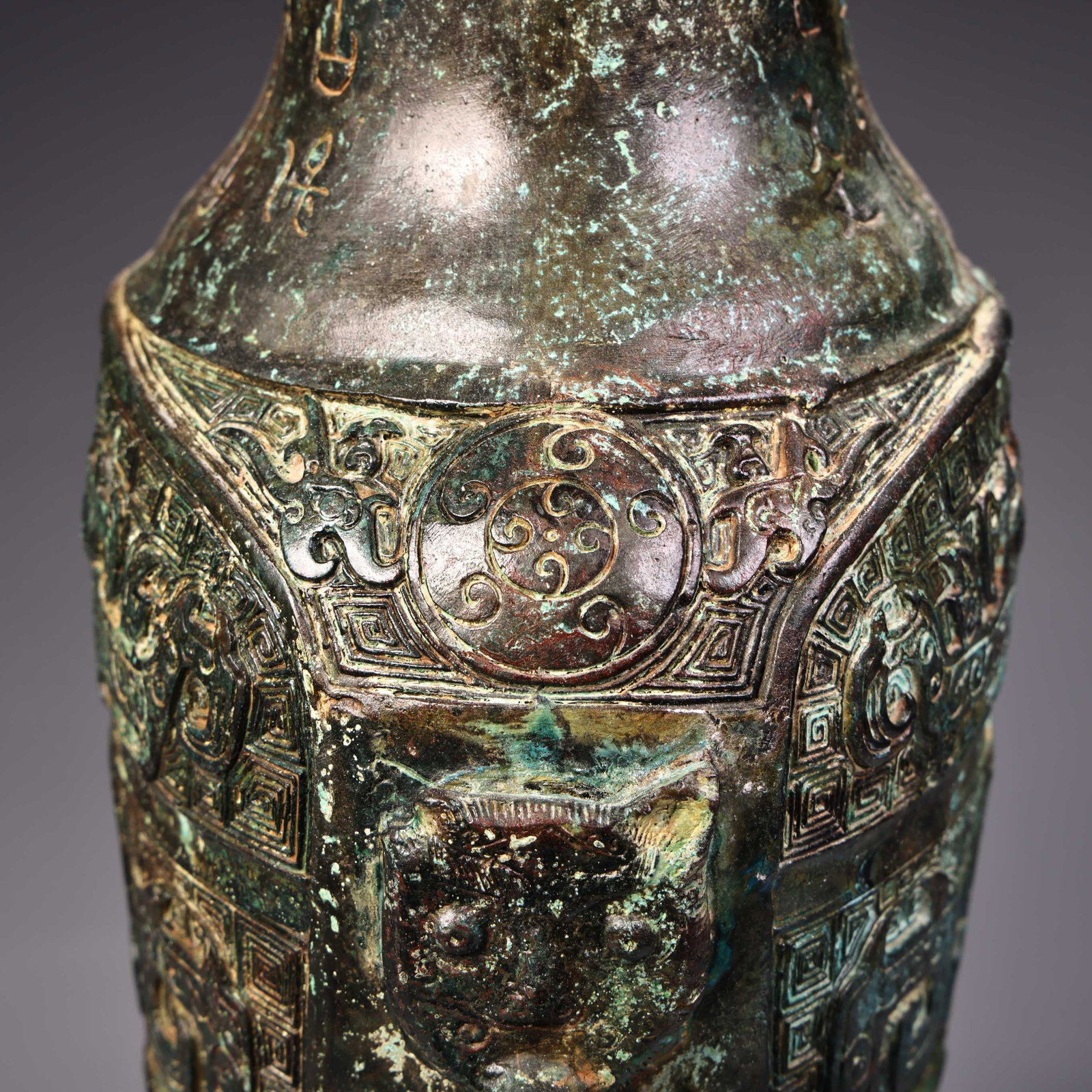 A fine bronze vase - 10