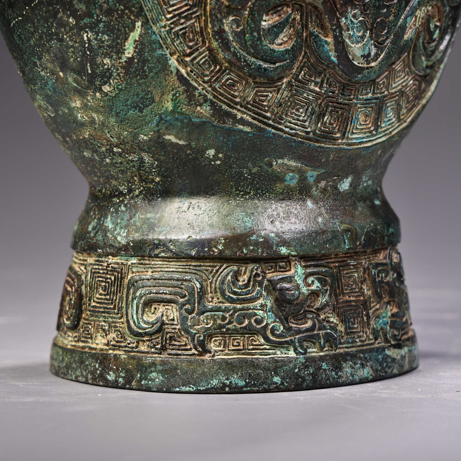 A fine bronze vase - 11