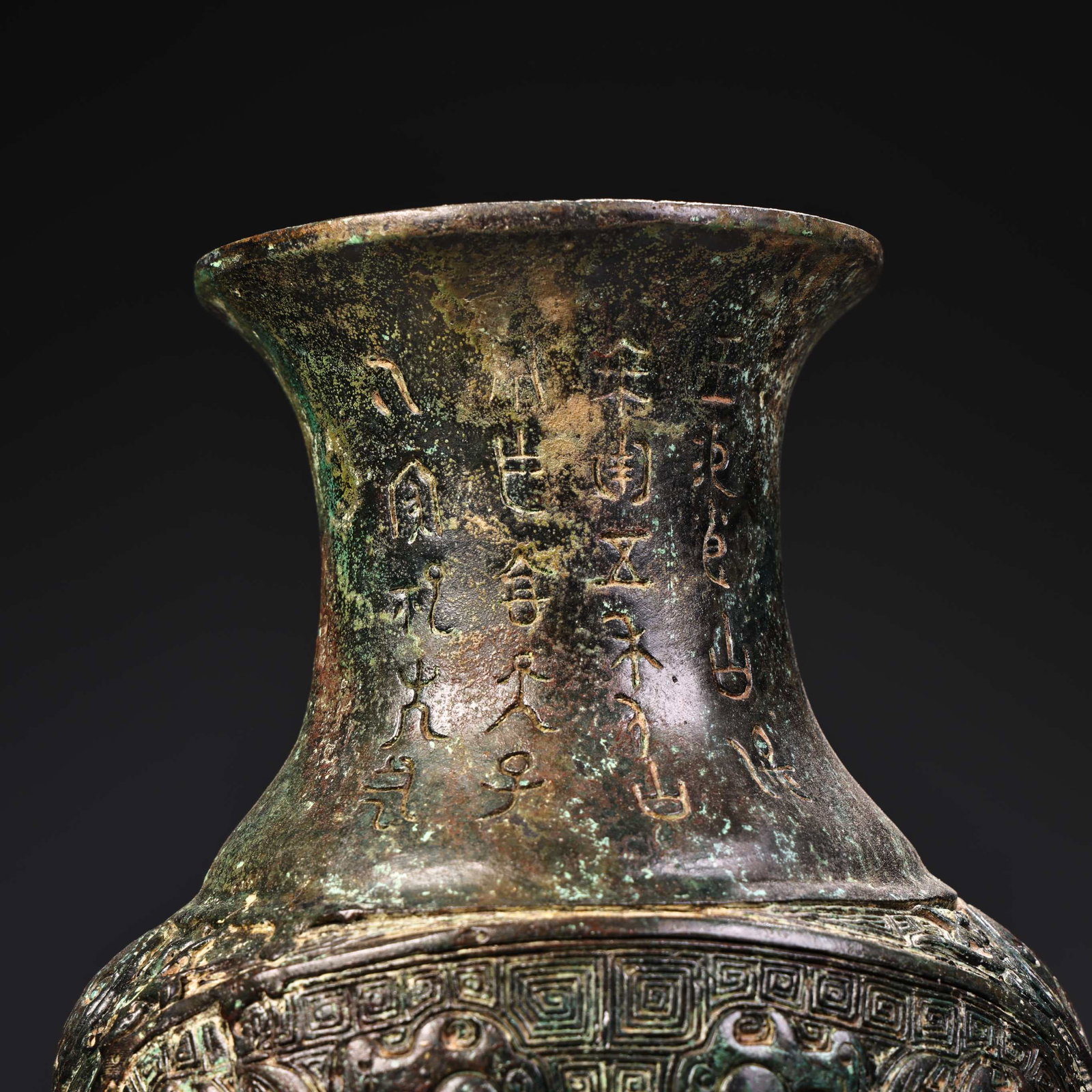 A fine bronze vase - 3