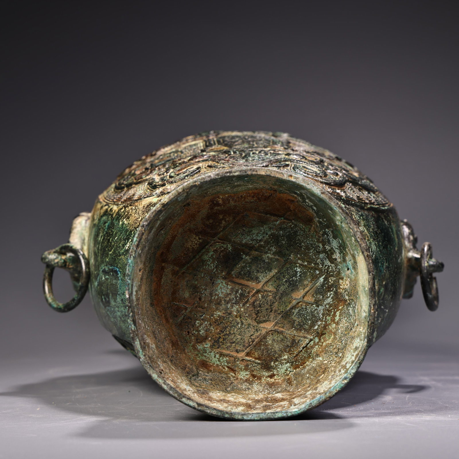 A fine bronze vase - 9