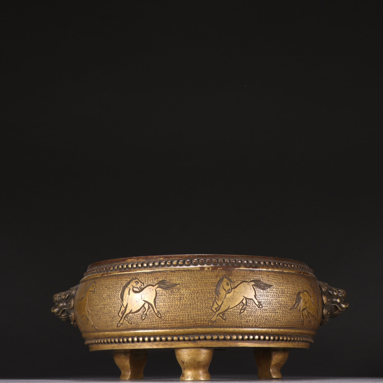A Qing Dynasty bronze horse-patterned drum-shaped incense burner: A bronze horse-patterned drum-shaped incense burner from the Qing Dynasty Size: H: 7cm W:18cm W: 1.39 kg (The Dimensions Of All Batches Are Manually Measured.If You Need More Detailed Information, Ple