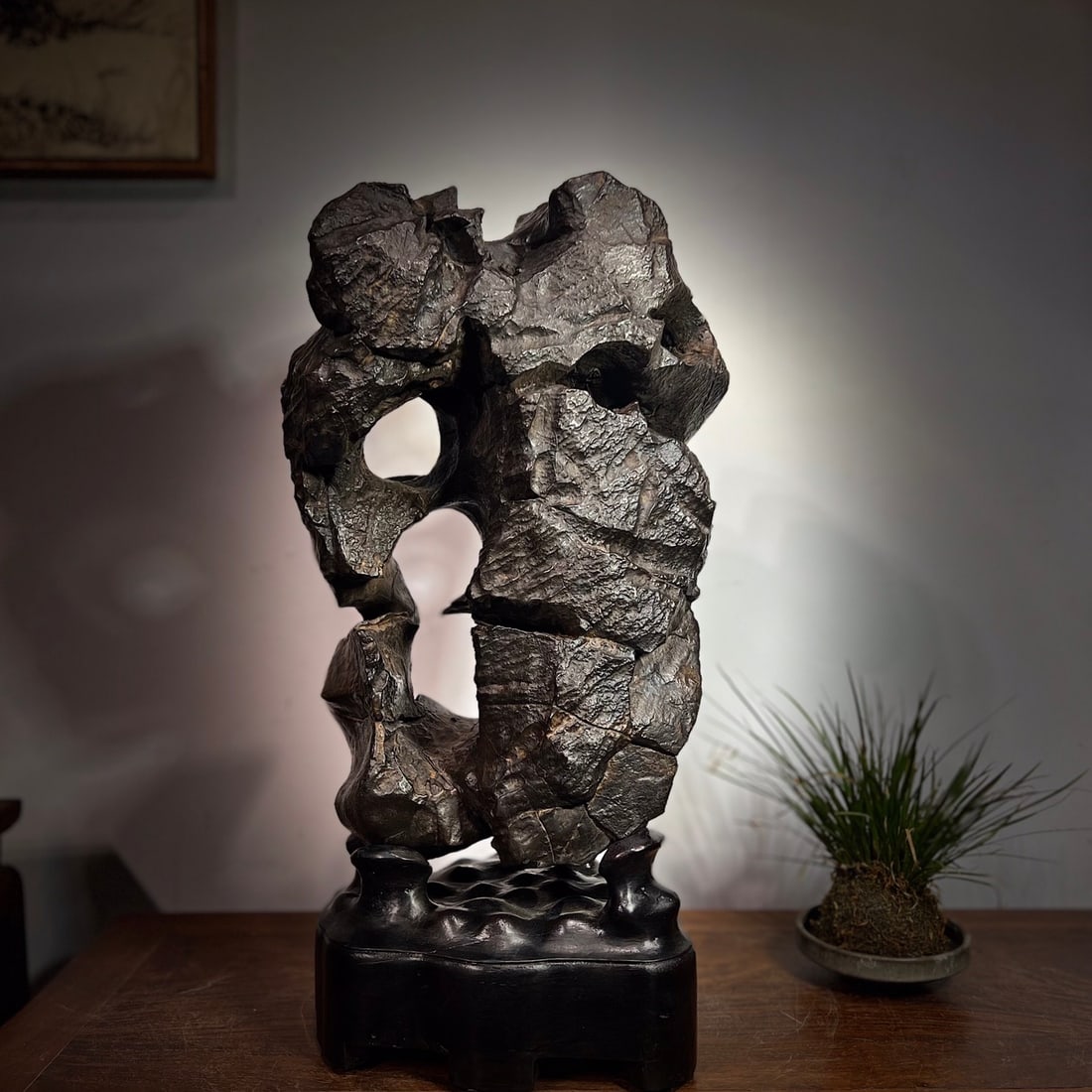 A beautiful Taihu stone, purple aura rising from the east: Exquisite Taihu stones, purple clouds rising from the east Size: H: 56cm W: 30cm T: 18cm (The Dimensions Of All Batches Are Manually Measured.If You Need More Detailed Information, Please Contact Our 