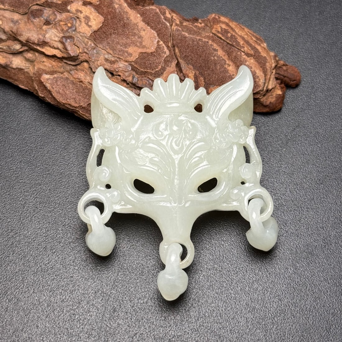 A beautiful Hetian jade pendant fox mask: Exquisite Hetian jade pendant fox mask Size:54x41x10mm W: 0.026 kg (The Dimensions Of All Batches Are Manually Measured.If You Need More Detailed Information, Please Contact Our Customer Service Befor