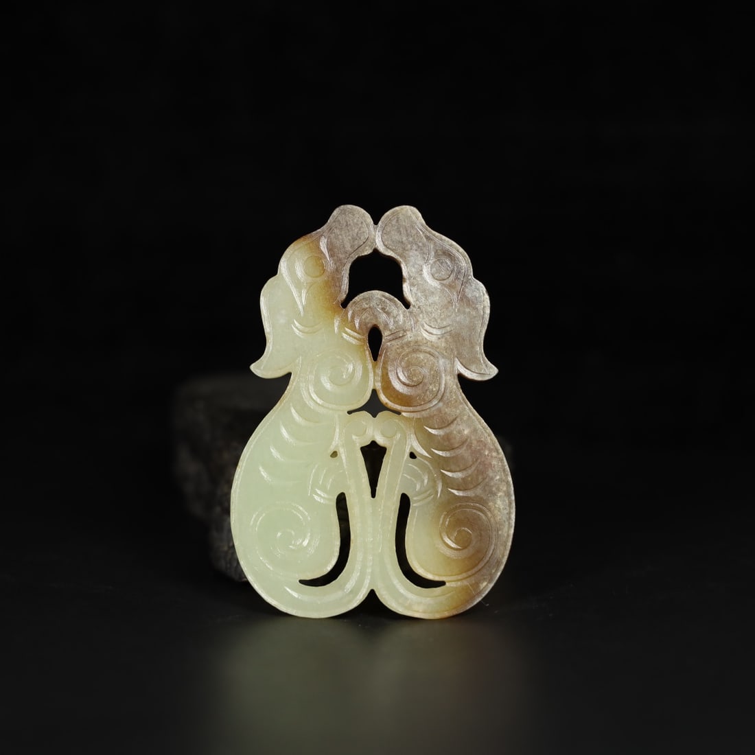 A beautiful Hetian jade pendant: Exquisite Hetian jade pendants Size: L: 8.4cmW: 5.4cmT: 0.5 cm W: 0.0392 kg (The Dimensions Of All Batches Are Manually Measured.If You Need More Detailed Information, Please Contact Our Customer Serv
