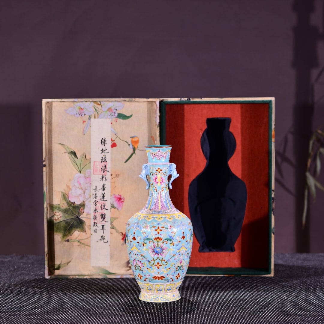 A Qing Dynasty green-ground enamel double-handled vase with colorful red lotus motif: A Qing Dynasty green-ground enamel double-handled vase with colorful passion lotus motif Size: H: 31cm W:14cm (The Dimensions Of All Batches Are Manually Measured.If You Need More Detailed Information