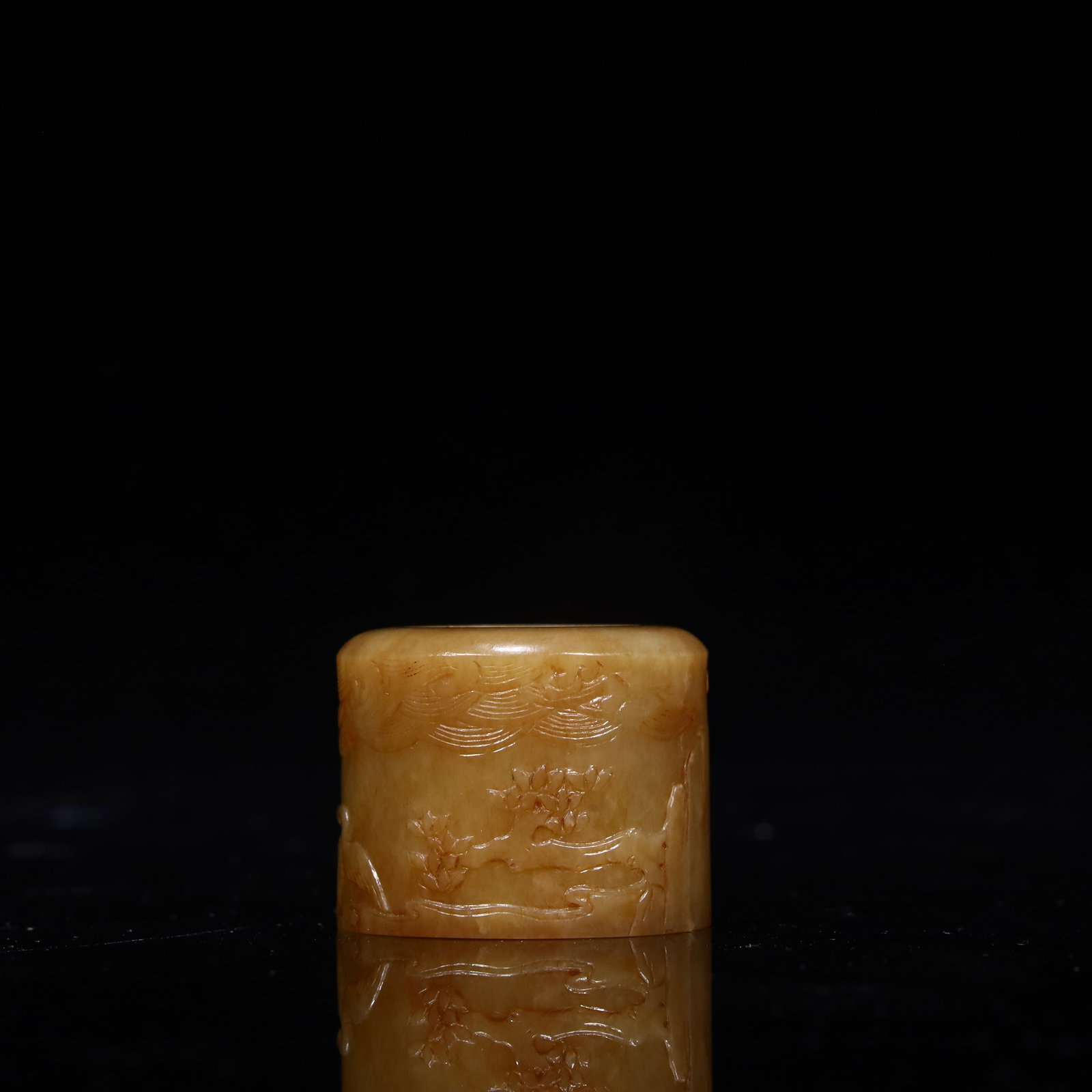 A beautiful jade thumb ring - 2