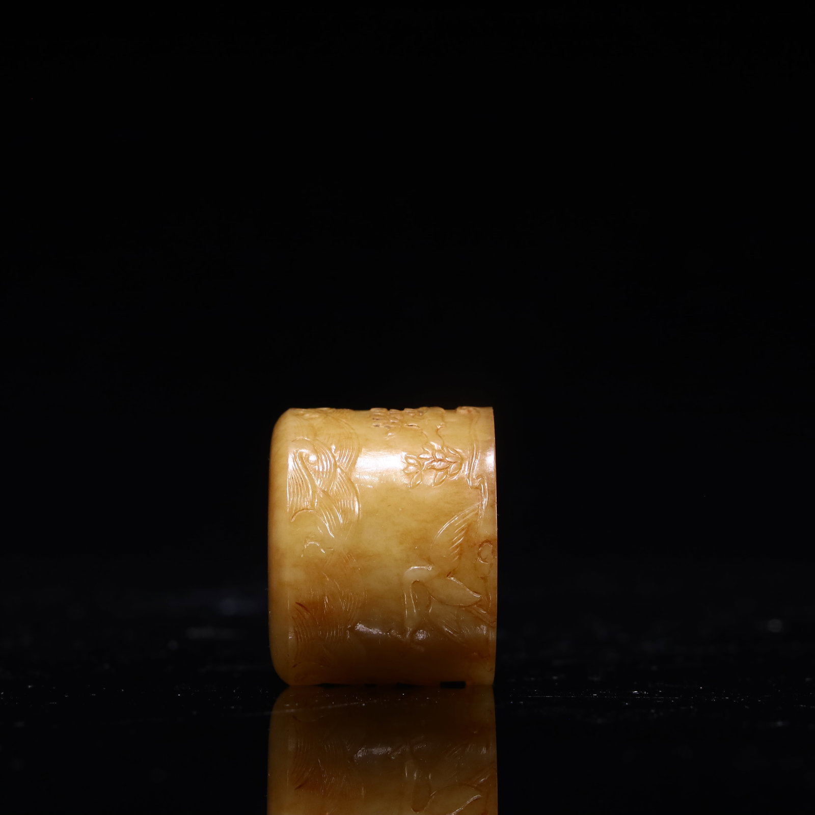 A beautiful jade thumb ring - 7