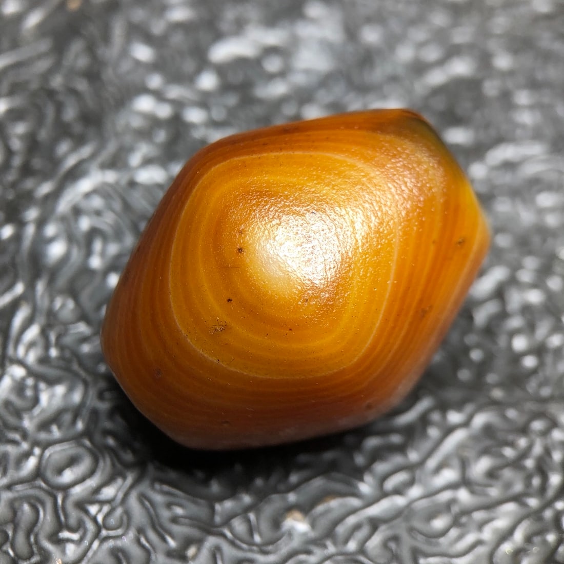 A beautiful natural Dzi bead: Exquisite natural Dzi beads Size:2.8x2.2 cm W: 0.0152 kg (The Dimensions Of All Batches Are Manually Measured.If You Need More Detailed Information, Please Contact Our Customer Service Before Bidding.
