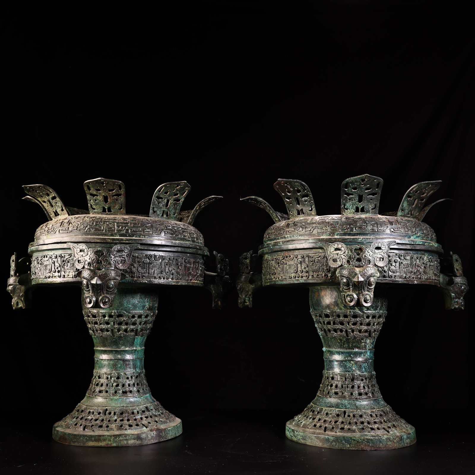 A pair of Song Dynasty bronze beans: Bronze dou from the Song Dynasty Size: singleH: 55 cmW: 50 cm W: 21 kg (The Dimensions Of All Batches Are Manually Measured.If You Need More Detailed Information, Please Contact Our Customer Service