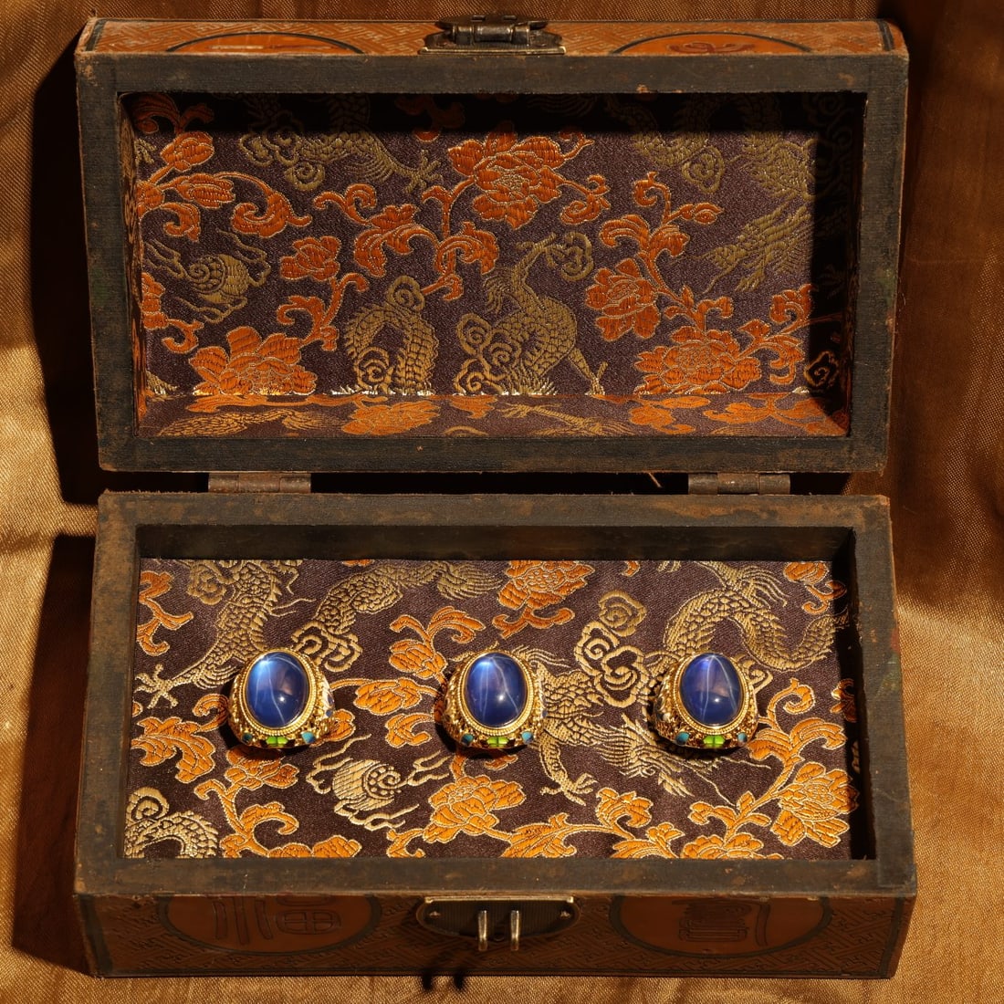 A box of exquisite cloisonné gilt blue starlight gemstone rings: A beautifully set cloisonné gilt blue starlight gemstone ring Size: boxL: 20 cmW: 11 cmH: 8.5 cmring faceD: 15x20 cm singleW: 0.016 kg (The Dimensions Of All Batches Are Manually Measured.If You