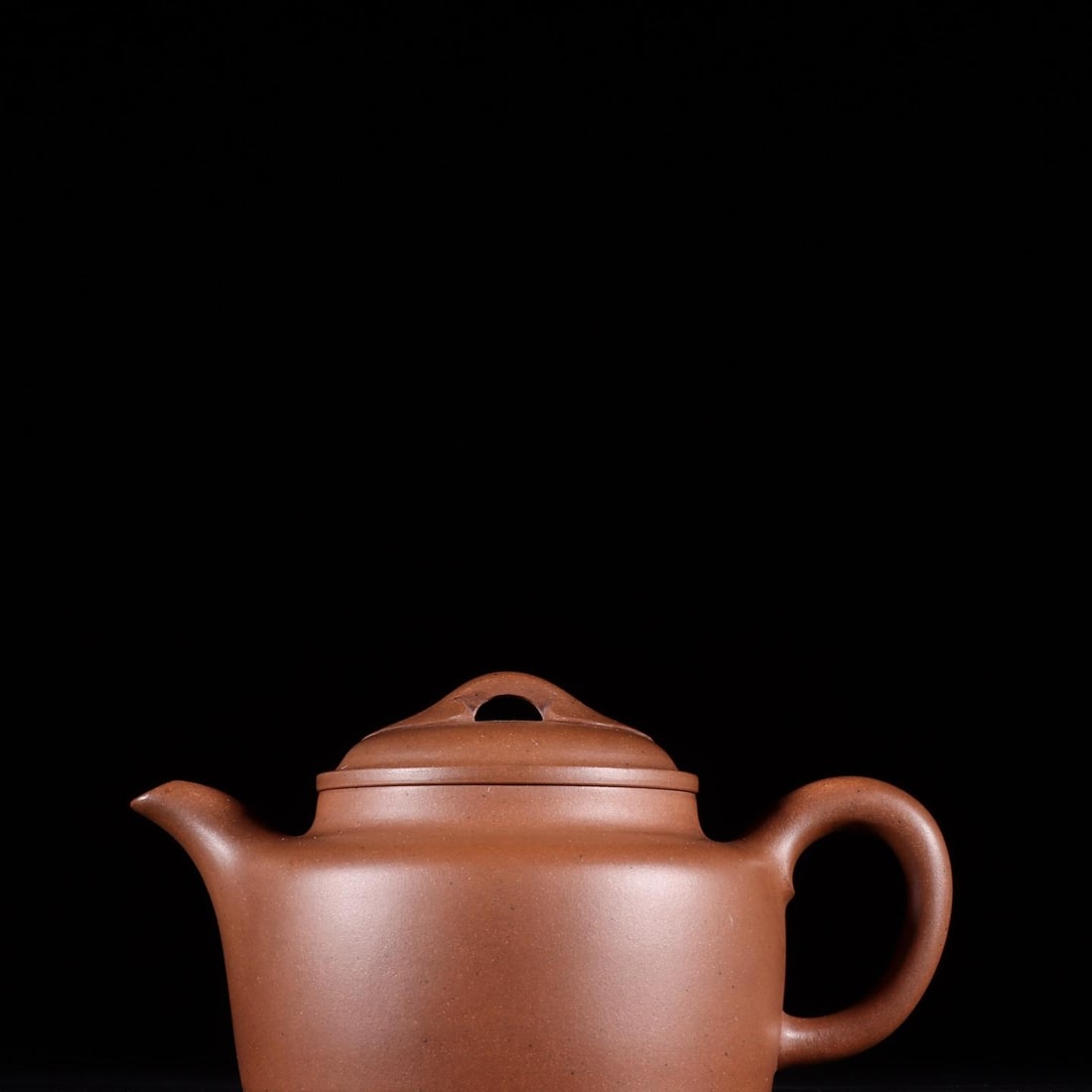 A Ruyi Dezhong Yixing teapot from the Qing Dynasty by Wang Yinchun: Wang Yinchun's Ruyi Dezhong Zisha teapot from the Qing Dynasty Size: H: 6.5x12.5cm (The Dimensions Of All Batches Are Manually Measured.If You Need More Detailed Information, Please Contact Our Custom
