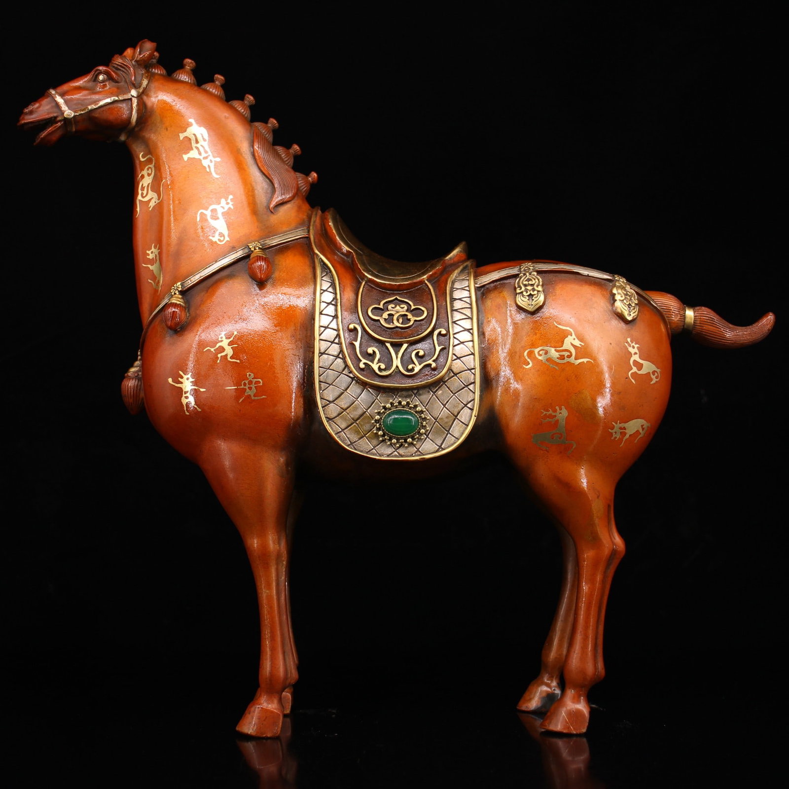 A finely crafted pure copper high-relief carved Tang horse gilded with silver and gilts: Exquisite pure copper high-relief engraved silver gilt Tang horse Size: H: 30 cmW: 33 cm W: 3.3 kg (The Dimensions Of All Batches Are Manually Measured.If You Need More Detailed Information, Please Co