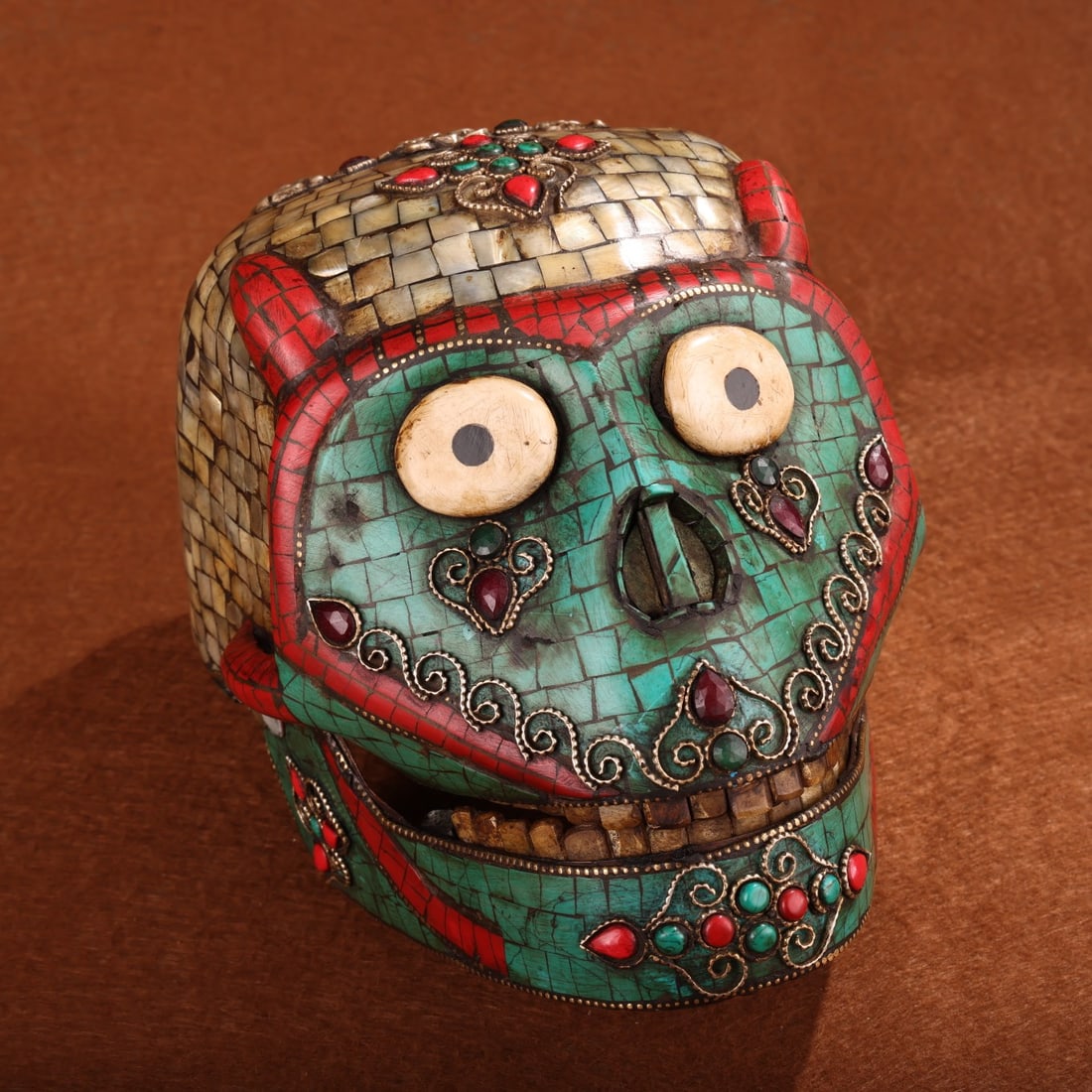 A beautifully crafted pure copper shell monkey mask inlaid with gemstones: Exquisite pure copper inlaid with gemstone shell monkey head mask Size: L: 23 cmW: 14 cmH: 16 cm W: 1.242 kg (The Dimensions Of All Batches Are Manually Measured.If You Need More Detailed Information,
