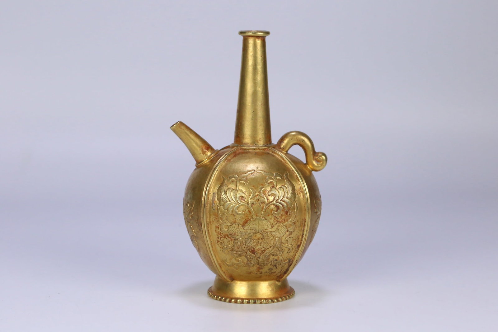 A Song Dynasty bronze pot with gilt floral patterns: A Song Dynasty gilt bronze teapot with floral patterns Size:15.8x9.4cm W:0.445 kg (The Dimensions Of All Batches Are Manually Measured.If You Need More Detailed Information, Please Contact Our Custome
