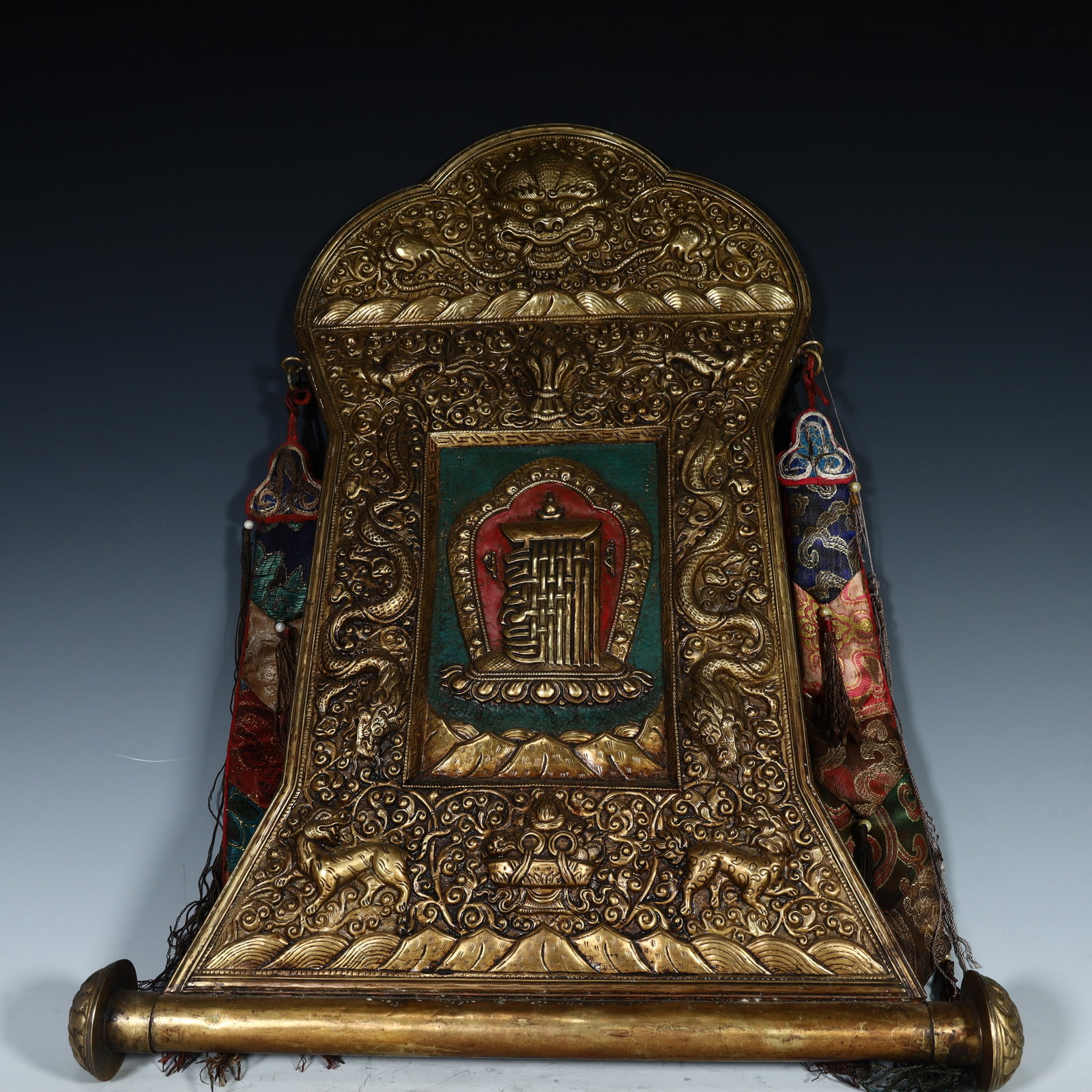 A Qing Dynasty gilt bronze thangka: A gilt copper thangka from the Qing Dynasty SIZE: H:48cm L: 38cm W:1.2kg (The Dimensions Of All Batches Are Manually Measured.If You Need More Detailed Information, Please Contact Our Customer Service