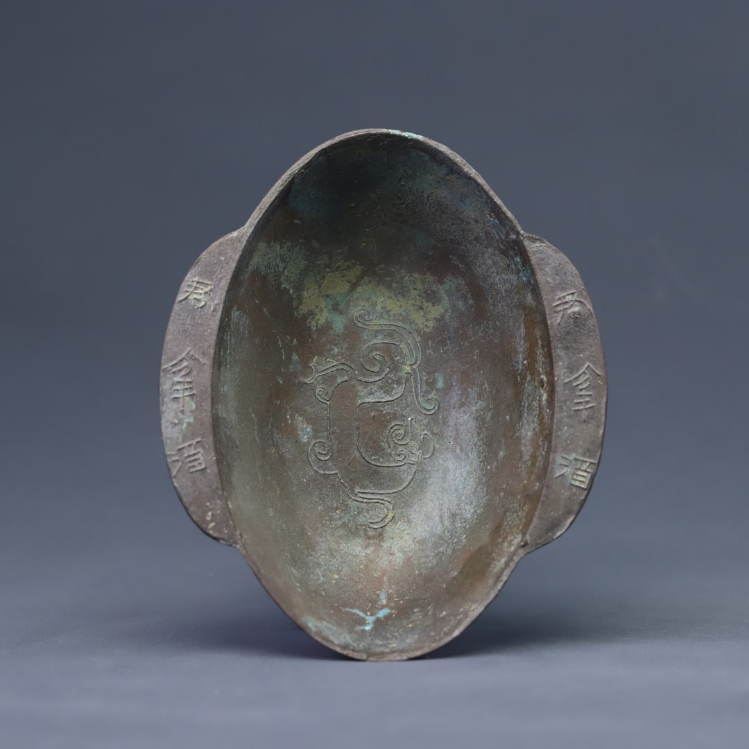 A bronze cup, feathered goblet with handles, from the Song Dynasty: Bronze cups with handles and feathered cups from the Song Dynasty Size: H: 4.7x15.5x12.8cm W:0.4247 kg (The Dimensions Of All Batches Are Manually Measured.If You Need More Detailed Information, Pleas