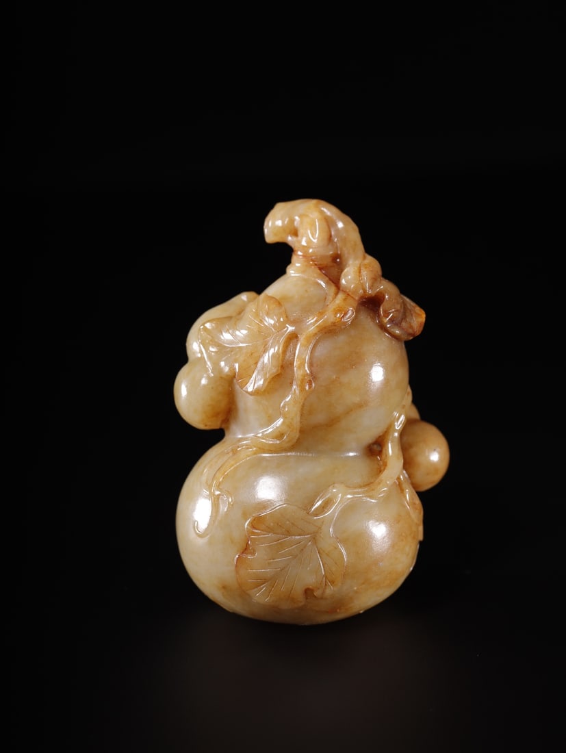 A delicate piece of Hetian jade seed jade gourd handle: Exquisite Hetian jade seed jade gourd handles Size:8.2x5.5x4.3 cm W:0.2082 kg (The Dimensions Of All Batches Are Manually Measured.If You Need More Detailed Information, Please Contact Our Customer Se