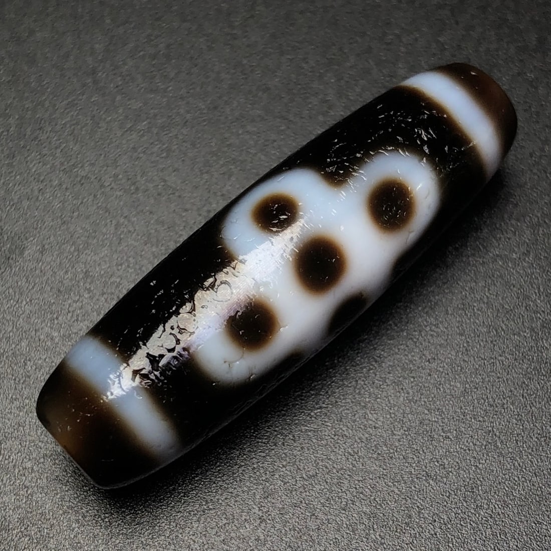 A beautiful lightning five-eyed Dzi bead: Exquisite lightning five-eyed Dzi beads Size:36x11 mm W: 0.0069 kg (The Dimensions Of All Batches Are Manually Measured.If You Need More Detailed Information, Please Contact Our Customer Service Befor