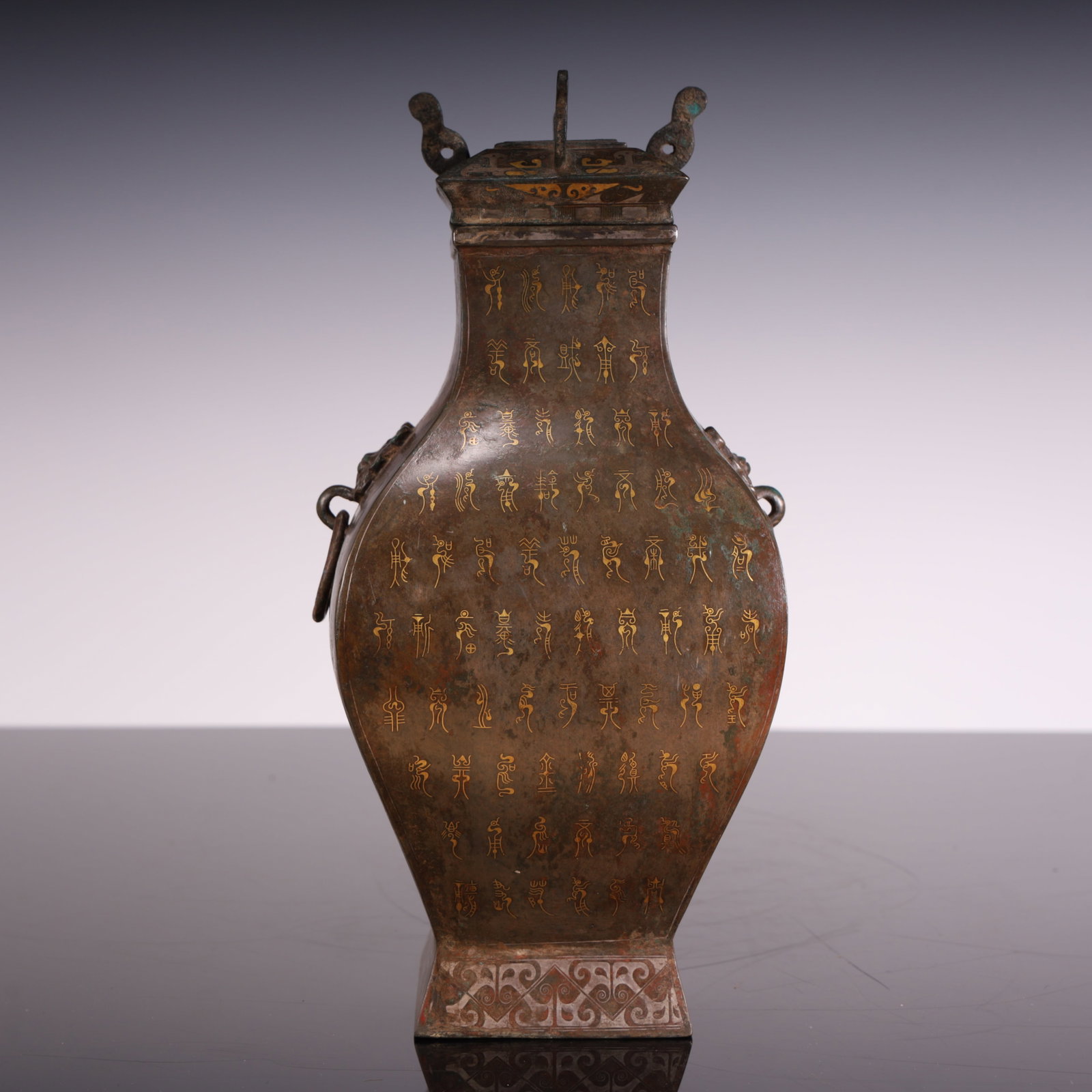 A Han Dynasty gold and silver double-handled pot: Han dynasty gold and silver double-handled teapot SIZE: L: 16cm W:16cm H:30.5cm W:1.6kg (The Dimensions Of All Batches Are Manually Measured.If You Need More Detailed Information, Please Contact Our C