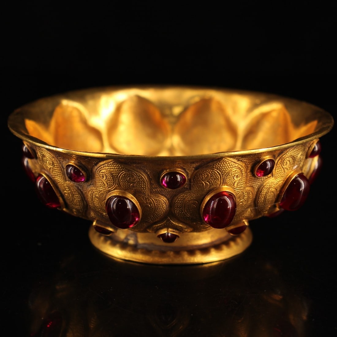 A Qing Dynasty palace bowl inlaid with jewels and gilded pieces: A gilded bowl inlaid with gemstones in the Qing Dynasty court Size: H: 5.5 cmW: 13.5 cm W: 0.337 kg (The Dimensions Of All Batches Are Manually Measured.If You Need More Detailed Information, Please C