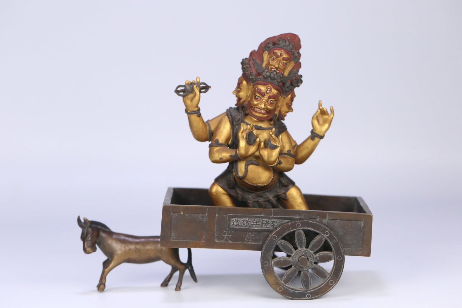 A six-grade gilt bronze statue of Moxi Shouluo Tian from the Qianlong period of the Qing Dynasty: A six-grade gilt bronze statue of Moxi Shouluo Tian from the Qianlong period of the Qing Dynasty Size: H: 18x20x11.8cm W:1.705 kg (The Dimensions Of All Batches Are Manually Measured.If You Need More 