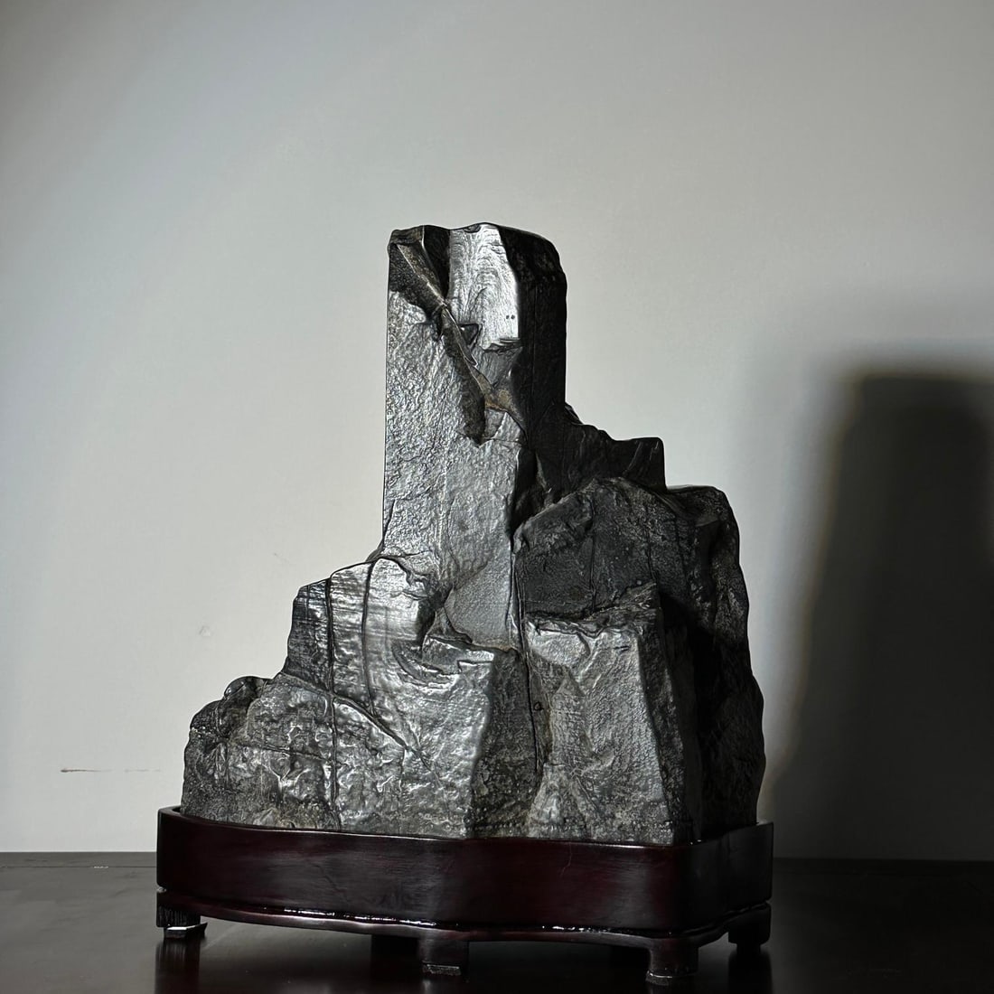A delicate Lingbi stone from Song Mountain: The exquisite Lingbi stone Songshan Size: H: 31cm W: 26cm T: 16cm (The Dimensions Of All Batches Are Manually Measured.If You Need More Detailed Information, Please Contact Our Customer Service Before