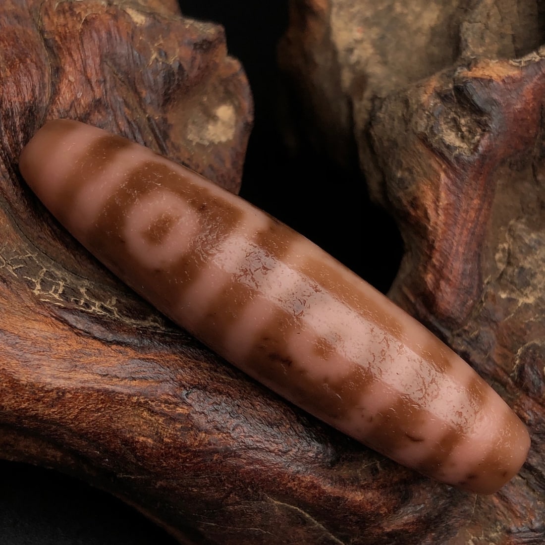 A beautiful four-eyed Dzi bead: Exquisite four-eyed Dzi beads Size:49x12 mm W: 0.0106 kg (The Dimensions Of All Batches Are Manually Measured.If You Need More Detailed Information, Please Contact Our Customer Service Before Bidding.