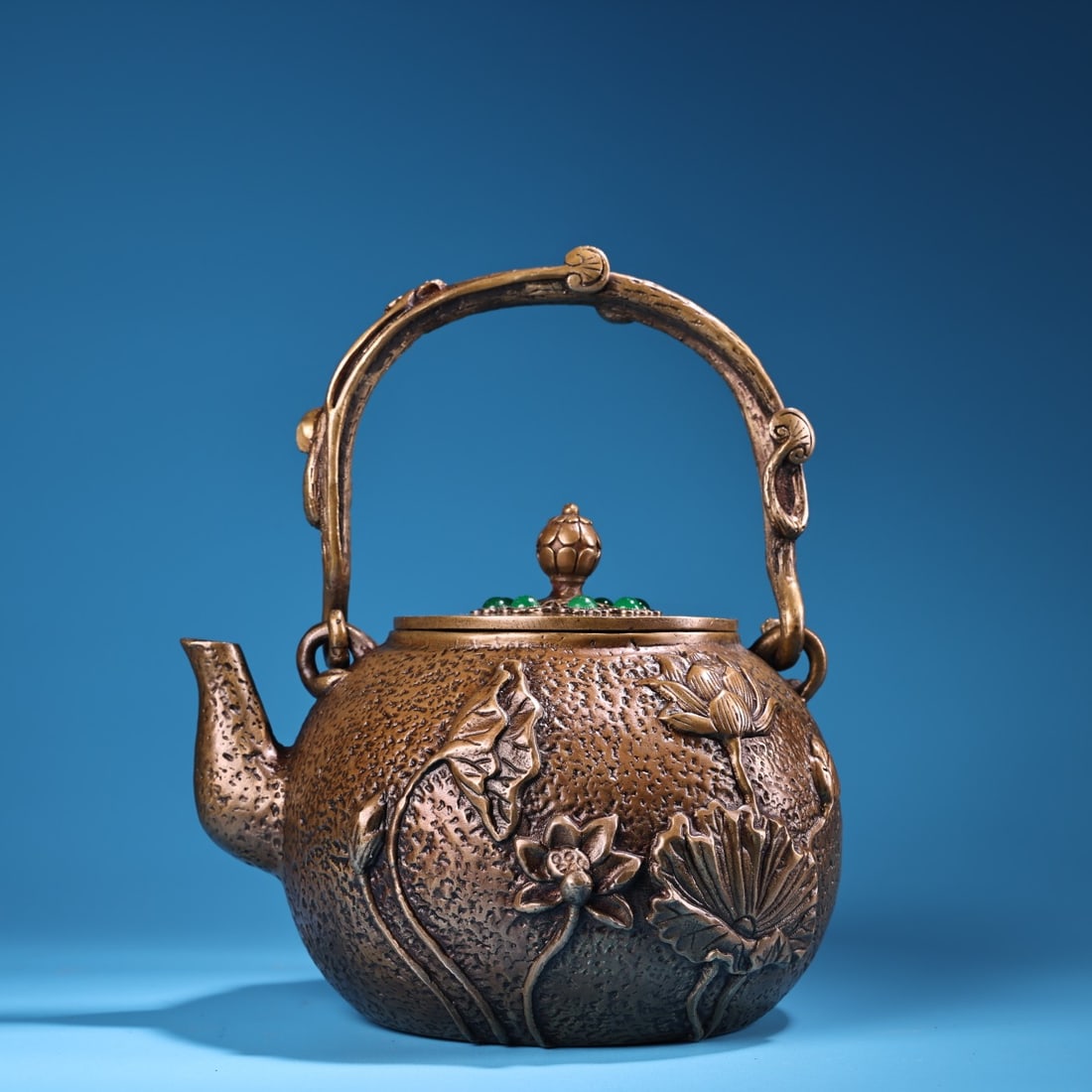 A beautiful pure copper teapot with relief and engraved gemstones: A finely crafted pure copper teapot embossed with engraved gemstones Size: H: 21 cmW: 16 cm W: 1.3 kg (The Dimensions Of All Batches Are Manually Measured.If You Need More Detailed Information, Please