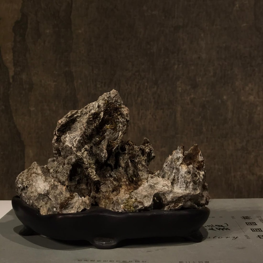 A beautifully crafted English stone scholar's mountain pole: Exquisite English Stone Desk Mountain Size: L: 15cm H: 10cm T: 13cm (The Dimensions Of All Batches Are Manually Measured.If You Need More Detailed Information, Please Contact Our Customer Service Befo