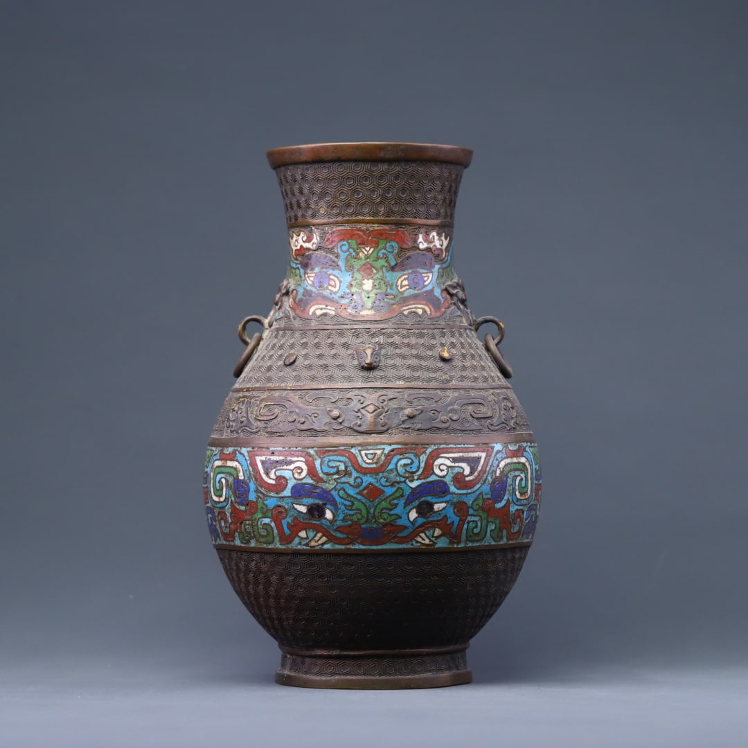A Qing Dynasty bronze-bodied cloisonné enamel vessel with a beast-head ring-holding vessel: A Qing Dynasty bronze-bodied cloisoned enamel taotie beast-head ring-holding pot Size: H: 31x18cm W:1.992 kg (The Dimensions Of All Batches Are Manually Measured.If You Need More Detailed Information,