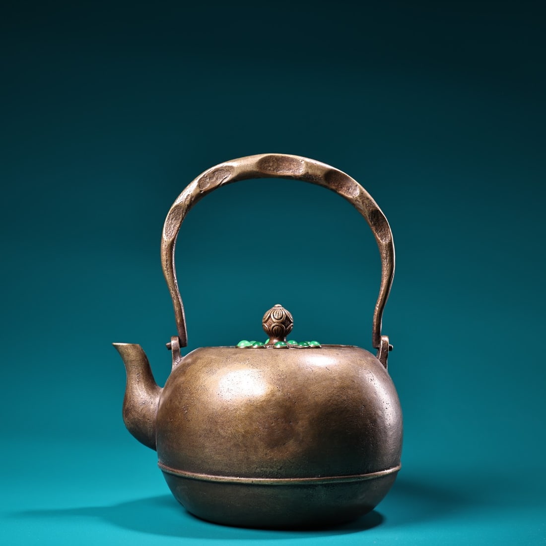 A finely crafted pure copper high-relief engraved teapot: Exquisite pure copper high-relief engraved teapot Size: H: 21 cmW: 16 cm W: 1.6 kg (The Dimensions Of All Batches Are Manually Measured.If You Need More Detailed Information, Please Contact Our Custom