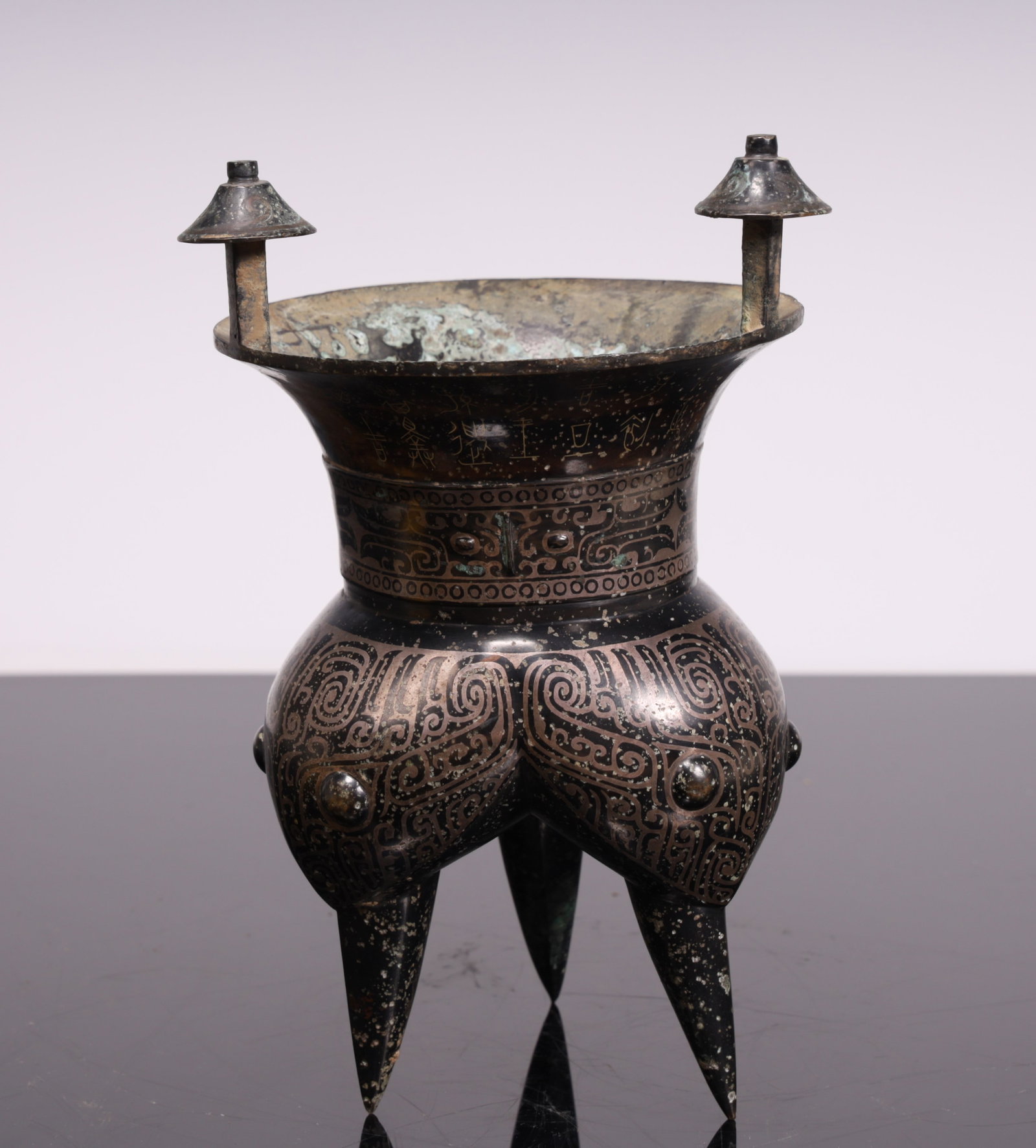 A Han Dynasty three-legged bronze furnace: Han dynasty three-legged bronze furnace SIZE: L: D: 13cm W:cm H:21cm W:0.86kg (The Dimensions Of All Batches Are Manually Measured.If You Need More Detailed Information, Please Contact Our Customer Se