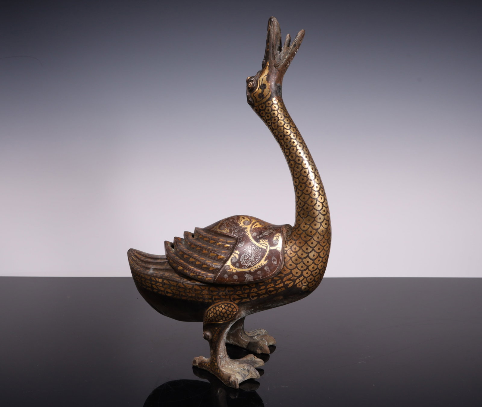 A Han dynasty gold and silver duck carving: Han dynasty gold and silver duck carvings SIZE: L: 24cm W:14.5cm H:38.3cm W:2.3kg (The Dimensions Of All Batches Are Manually Measured.If You Need More Detailed Information, Please Contact Our Custome