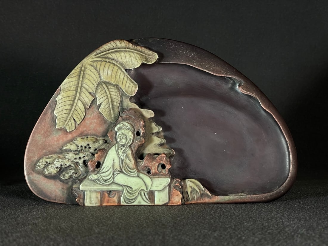 A delicate inkstone of a banana leaf beauty in a purple robe, jade belt, and banana leaves: Exquisite purple robe, jade belt, banana leaf beauty inkstone Size:23.5x14.3x6.3cm W:4.175 kg (The Dimensions Of All Batches Are Manually Measured.If You Need More Detailed Information, Please Contact